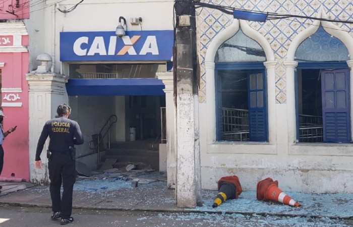 Polcia Federal foi at a agncia da Caixa que foi alvo dos bandidos, localizada na  Rua Conselheiro Joo Alfredo, no Centro de Paudalho. (Foto: Divulgao/PF.)