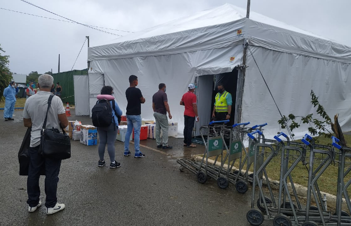 Tenda comeou a funcionar nesse sbado (8), na rea externa do Aeroporto de Fernando de Noronha. (Foto: Karol Vieira/Administrao de Fernando de Noronha.)