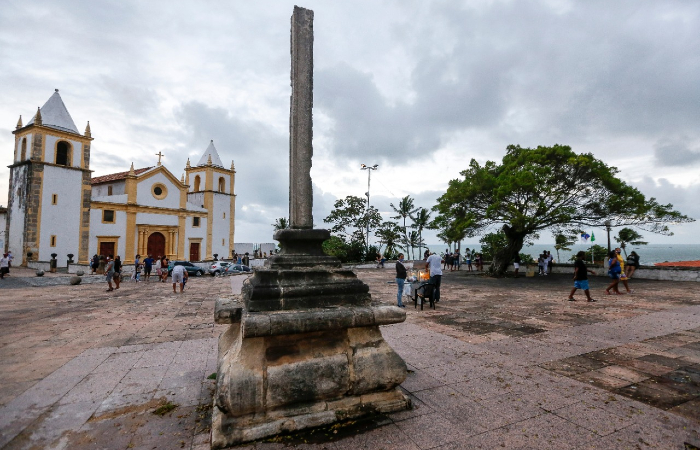 Cruzeiro do Alto da S foi depredado na madrugada do ltimo sbado (8). Comerciantes vizinhos do monumento questionam fiscalizao da prefeitura e da PM. (Foto: Leandro de Santana/Esp. DP.)