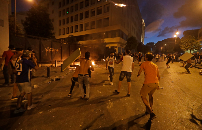 É o segundo dia consecutivo de confrontos nas ruas do Líbano. (Foto: Joseph Eid/AFP.) É o segundo dia consecutivo de confrontos nas ruas do Líbano. (Foto: Joseph Eid/AFP.)