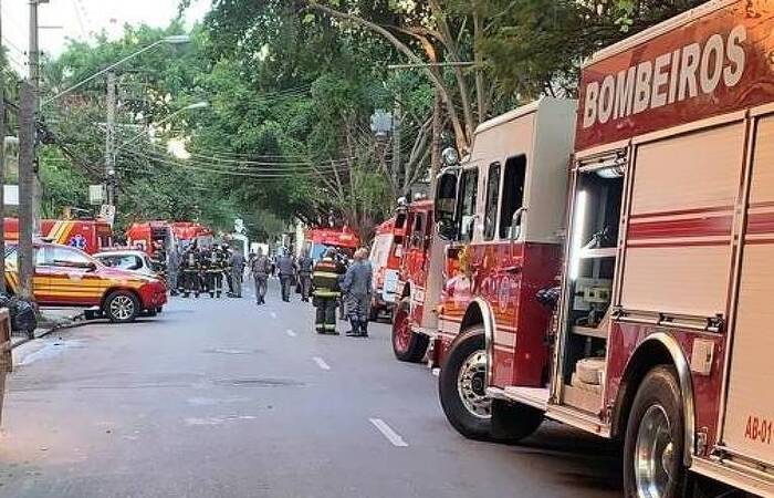 Onze viaturas do Corpo de Bombeiros foram deslocadas para atender a ocorrência (Foto: Corpo de Bombeiros/Divulgação ) Onze viaturas do Corpo de Bombeiros foram deslocadas para atender a ocorrência (Foto: Corpo de Bombeiros/Divulgação )