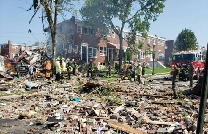 Explosão deixou três casas germinadas completamente destruídas (Foto: Twitter/Reprodução/Baltimore County Fire Department) Explosão deixou três casas germinadas completamente destruídas (Foto: Twitter/Reprodução/Baltimore County Fire Department)