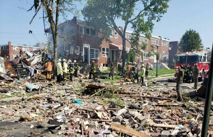 Exploso deixou trs casas germinadas completamente destrudas  (Foto: Twitter/Reproduo/Baltimore County Fire Department)