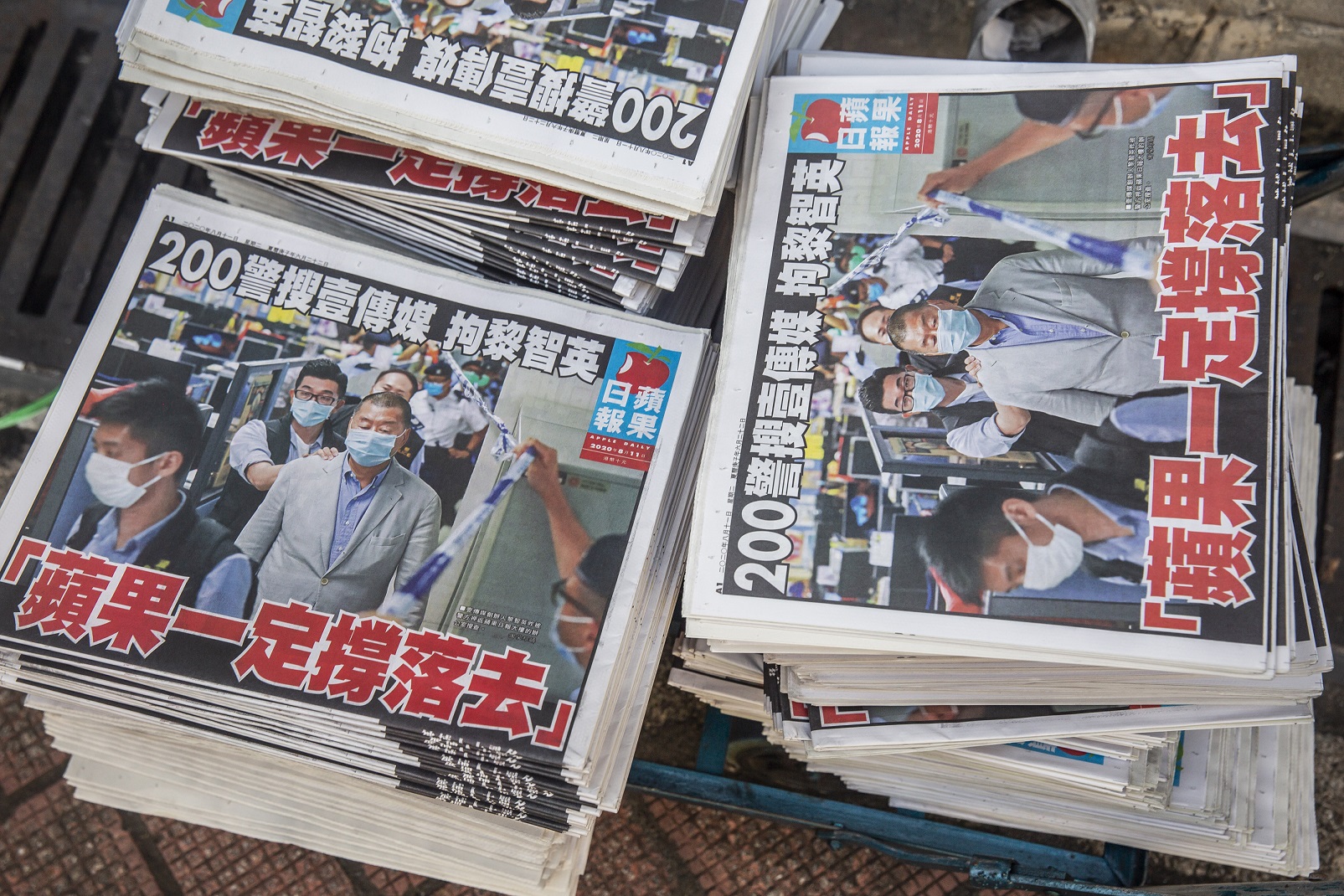  (Cpias do jornal Apple Daily. Foto: ISAAC LAWRENCE / AFP)