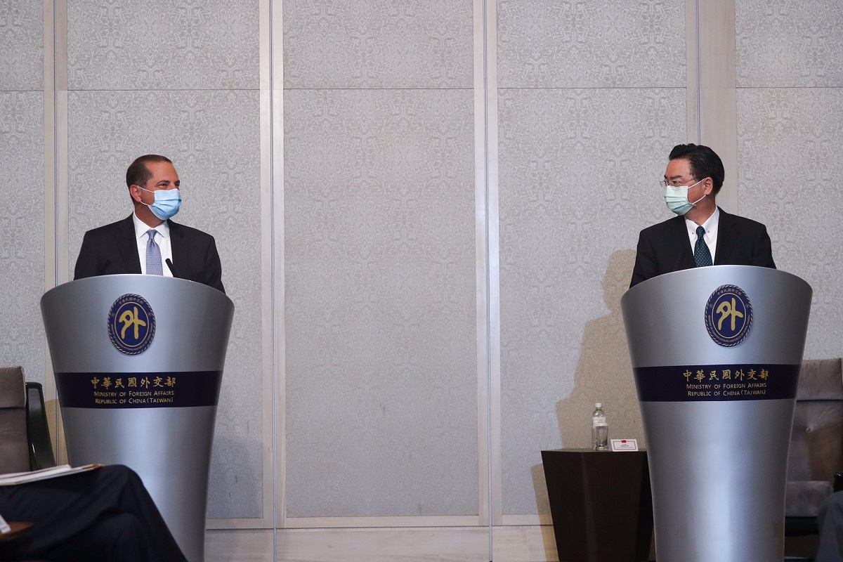  (Secretrio de sade e servios humanos dos Estados Unidos, Alex Azar (E) e o ministro das relaes exteriores de Taiwan, Joseph Wu (D). Foto: Pei Chen / POOL / AFP)