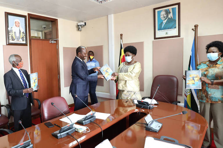  (O advogado Apollo Makubuya entrega petio para a mudana de nomes e monumentos de Uganda  presidente da Cmara do pas, Rebecca Kadaga. Foto:Reproduo/Parlamento de Uganda)