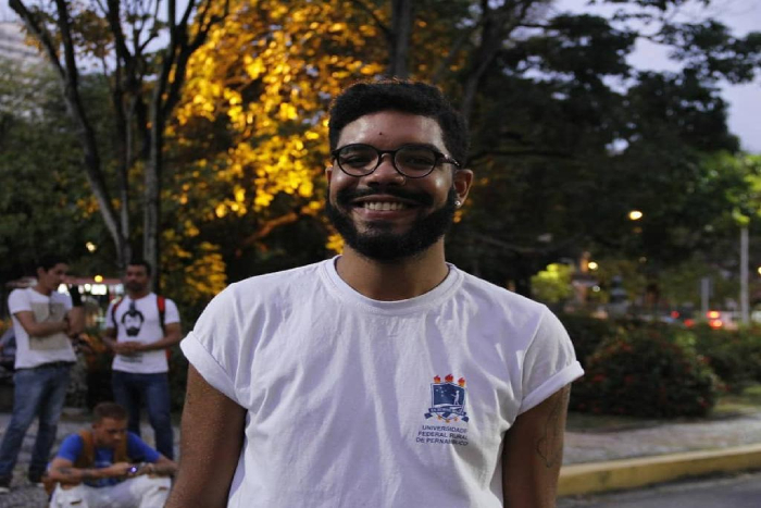 Emanuel Silva, que cursa licenciatura em química na UFRPE, vai fazer semestre suplementar a partir desta segunda. (Foto: Pedro Caldas/Divulgação) Emanuel Silva, que cursa licenciatura em química na UFRPE, vai fazer semestre suplementar a partir desta segunda. (Foto: Pedro Caldas/Divulgação)
