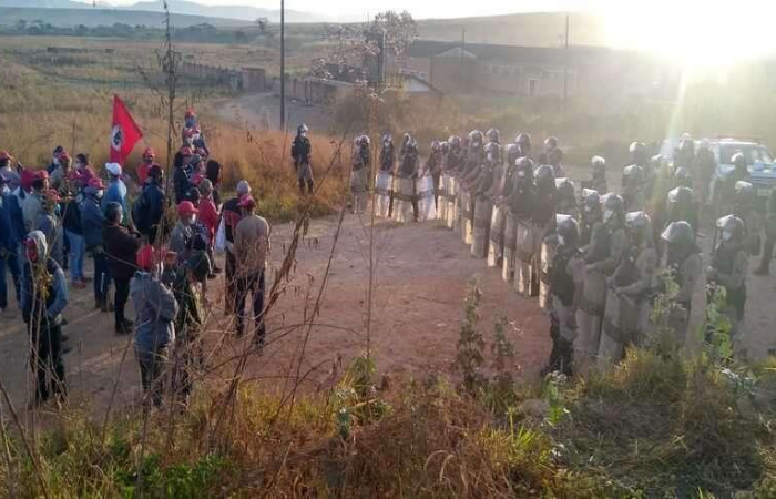 Os manifestantes acusaram a PM de pr fogo em acampamento do MST (Foto: MST)