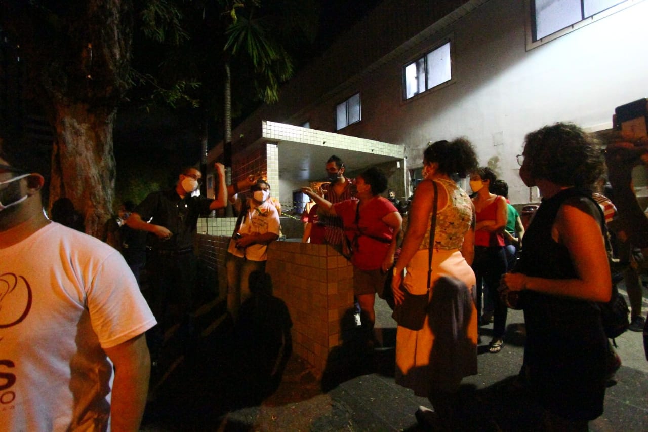 Grupos foram à frente do hospital, no Recife, onde a menina capixaba de 10 anos foi encaminhada para procedimento (Bruna Costa/ DP)