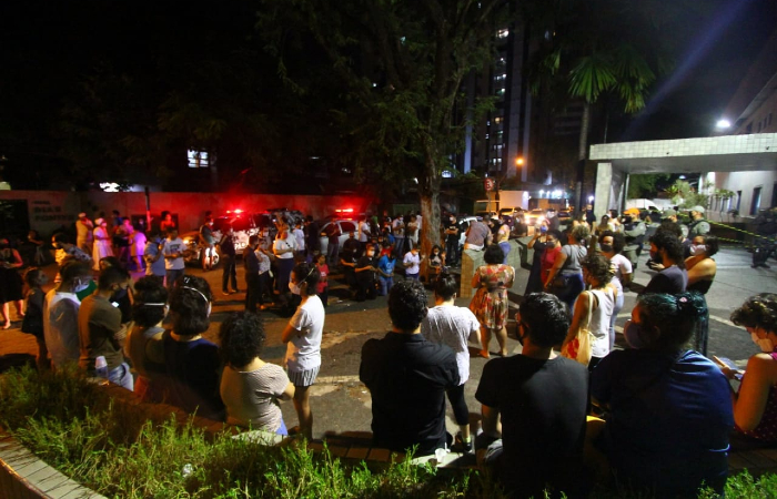Contrariando decreto, manifestantes se aglomeraram em frente ao Cisam nesse domingo, causando tumulto. (Foto: Bruna Costa/Esp. DP.)