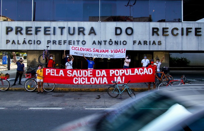 Ativistas fizeram paradas em vrios rgos pblicos entre eles a Prefeitura do Recife (Bruna Costa Esp/PCR)