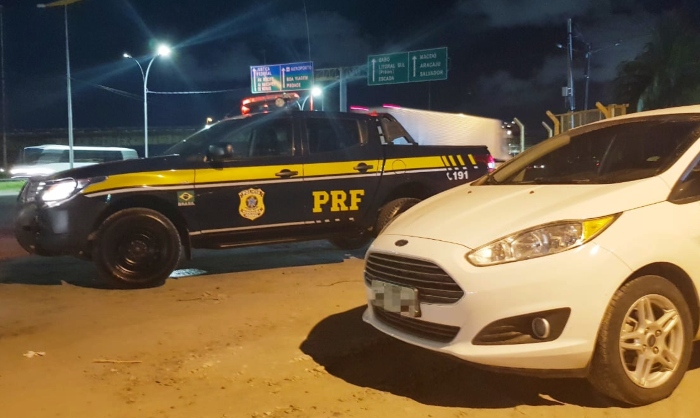 Veculo havia sido roubado no dia anterior em Moreno.
 (Foto: Reproduo/PRF.)