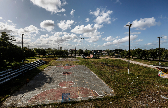 Atualmente, os poucos equipamentos que esto em p no Parque Memorial Arcoverde esto depredados. (Foto: Paulo Paiva/DP.)