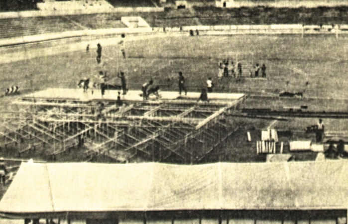 Construo de palco no Arruda, em 28 de fevereiro de 1985 (Foto: Arquivo DP)