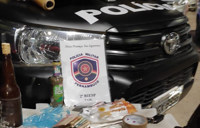 Foram 9.640 Kg de maconha, 940g de cocaína, além de arma de fogo, munições e dinheiro. (Foto: Divulgação Polícia Militar) Foram 9.640 Kg de maconha, 940g de cocaína, além de arma de fogo, munições e dinheiro. (Foto: Divulgação Polícia Militar)