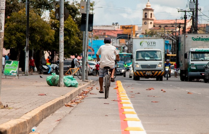 A primeira faixa exclusiva para bicicletas já está funcionando na Avenida Historiador Pereira da Costa, no centro. (PMCSA Divulgacao) A primeira faixa exclusiva para bicicletas já está funcionando na Avenida Historiador Pereira da Costa, no centro. (PMCSA Divulgacao)