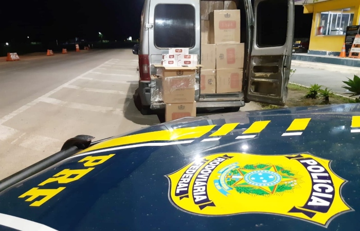 Mercadoria está avaliada em R$ 350 mil; motorista de Van tentou fugir em alta velocidade e pela contramão. (Foto: Reprodução/PRF.) Mercadoria está avaliada em R$ 350 mil; motorista de Van tentou fugir em alta velocidade e pela contramão. (Foto: Reprodução/PRF.)
