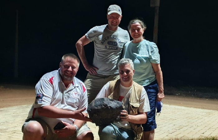 Andr Moutinho com outros pesquisadores junto ao meteorito gigante encontrado em Santa Filomena. (Foto: Reproduo/Facebook.)