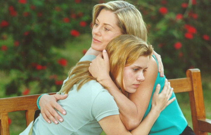 Carolina Dieckmann e Vera Fischer como me e filha em Laos de Famlia. (Foto: Divulgao/Globo.)