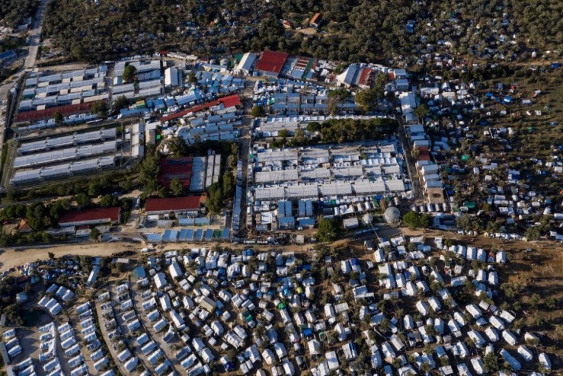 Esta foto de arquivo tirada em 1º de dezembro de 2019 mostra uma vista aérea do campo de refugiados oficial de Moria e do campo improvisado ao redor dele, na ilha grega de Lesbos, no mar Egeu. (foto: ARIS MESSINIS / AFP) Esta foto de arquivo tirada em 1º de dezembro de 2019 mostra uma vista aérea do campo de refugiados oficial de Moria e do campo improvisado ao redor dele, na ilha grega de Lesbos, no mar Egeu. (foto: ARIS MESSINIS / AFP)