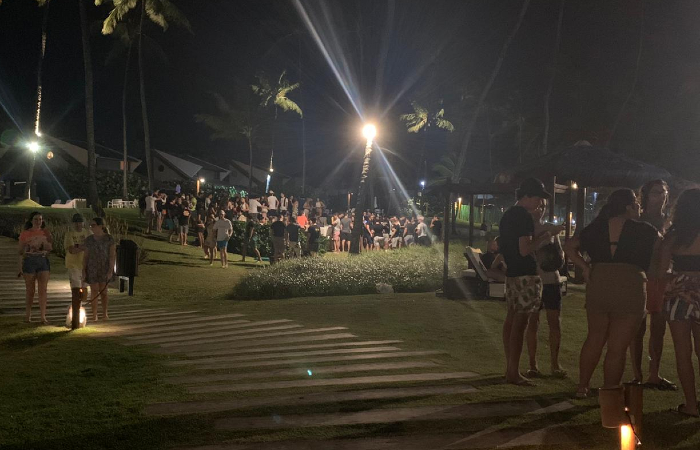 Festa com aglomeração de jovens estava acontecendo no condomínio, antes da PM e da Guarda Civil chegarem no local. (Foto: Reprodução/WhatsApp.) Festa com aglomeração de jovens estava acontecendo no condomínio, antes da PM e da Guarda Civil chegarem no local. (Foto: Reprodução/WhatsApp.)