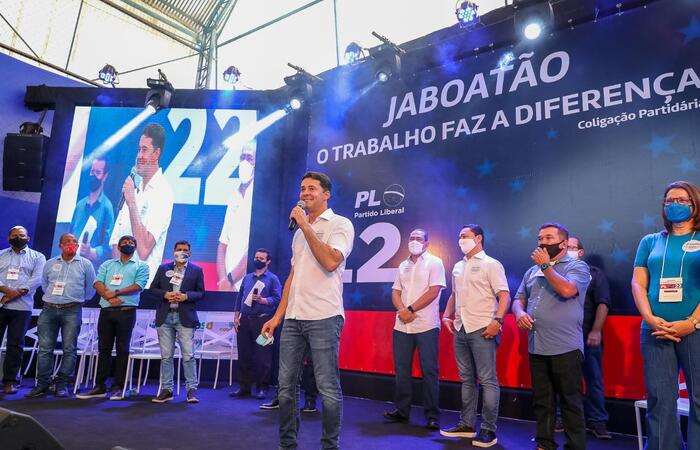  (O encontro contou com a participao de lideranas dos 15 partidos que compem a coligao que apoia o prefeito. Foto: Divulgao)