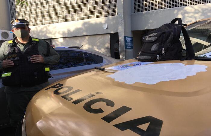 Faca usada por um dos suspeitos no assalto foi apreendida pelo BPRv . (Foto: Diogo Cavalcante/DP) Faca usada por um dos suspeitos no assalto foi apreendida pelo BPRv . (Foto: Diogo Cavalcante/DP)