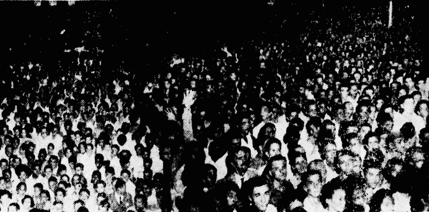 Multido assistindo a TV na noite de 23 de outubro de 1954 (Foto: Acervo DP)