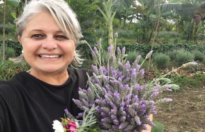 As flores ajudaram Cilene Vieira a superar a ansiedade aps um resultado de falso positivo para a covid-19. (Foto: Arquivo Pessoal)