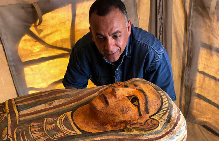 Os sarcófagos estavam no fundo de um poço no sudoeste do Cairo (Foto: Egyptian Ministry of Antiquities/AFP
) Os sarcófagos estavam no fundo de um poço no sudoeste do Cairo (Foto: Egyptian Ministry of Antiquities/AFP
)