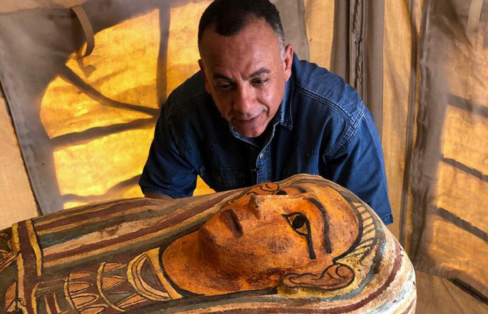 Os sarcfagos estavam no fundo de um poo no sudoeste do Cairo (Foto: Egyptian Ministry of Antiquities/AFP

)