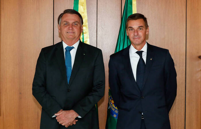 Jair Bolsonaro e o novo presidente do Banco do Brasil, Andr Brando, durante assinatura do termo de posse  (Foto: Alan Santos/Presidncia da Repblica)