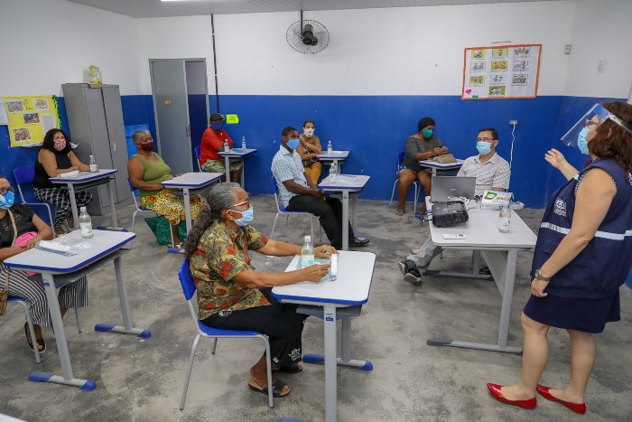 Os 170 comerciantes tambm passaram por testes rpidos para Covid-19. (Foto: Chico Bezerra/PJG
)