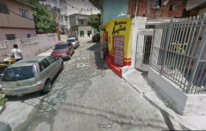 Foram disparados 10 tiros conta a vítima, que morreu na hora. (Foto: Goggle Streeat View) Foram disparados 10 tiros conta a vítima, que morreu na hora. (Foto: Goggle Streeat View)