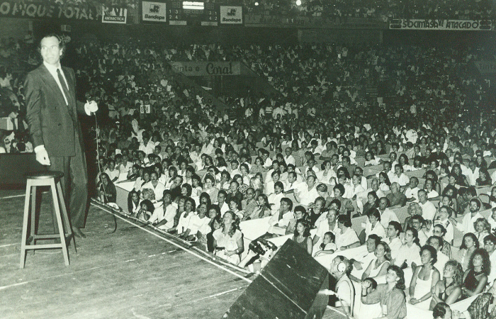 Julio Iglesias se apresentou no Geraldo em 22 de janeiro de 1988.  (Foto: Edvaldo Rodrigues/Arquivo DP)