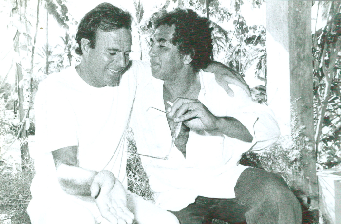 Registro do encontro de Julio Iglesias e Reginaldo Rossi, em 1991 (Foto: Fernando Gusmo/Arquivo DP)