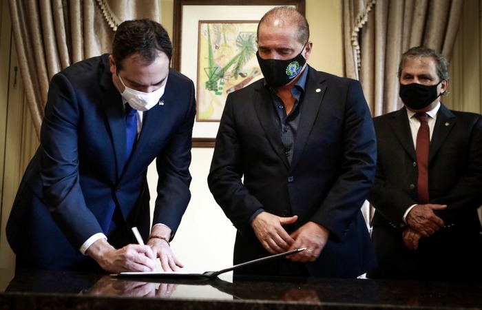 Paulo Câmara e Onyx Lorenzoni assinaram aporte no Palácio do Campo das Princesas. (Foto: Heudes Regis/SEI/Divulgação)