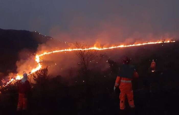 Incndio na Gruta Rei do Mato j destruiu o equivalente a 196 campos de futebol (Foto: CBMG/Divulgao)