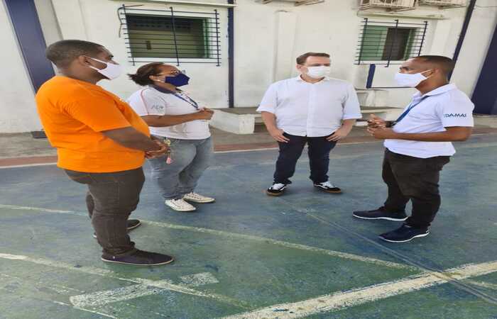 (O candidato conversou com os moradores e disse conhecer a máquina da prefeitura por mais de 10 anos. Foto: Divulgação) (O candidato conversou com os moradores e disse conhecer a máquina da prefeitura por mais de 10 anos. Foto: Divulgação)