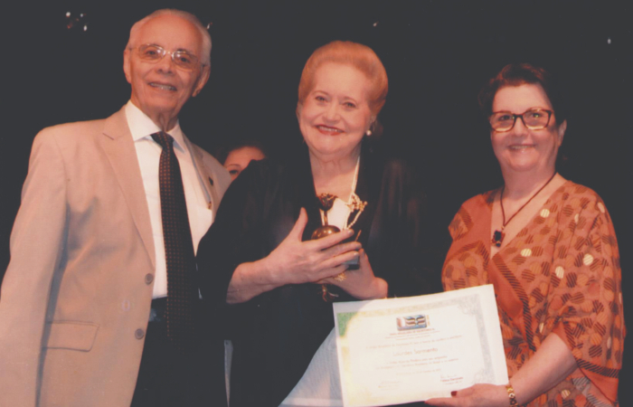Lourdes Sarmento (centro) recebendo prmio na Academia Brasileira de Letras (Foto: Divulgao)