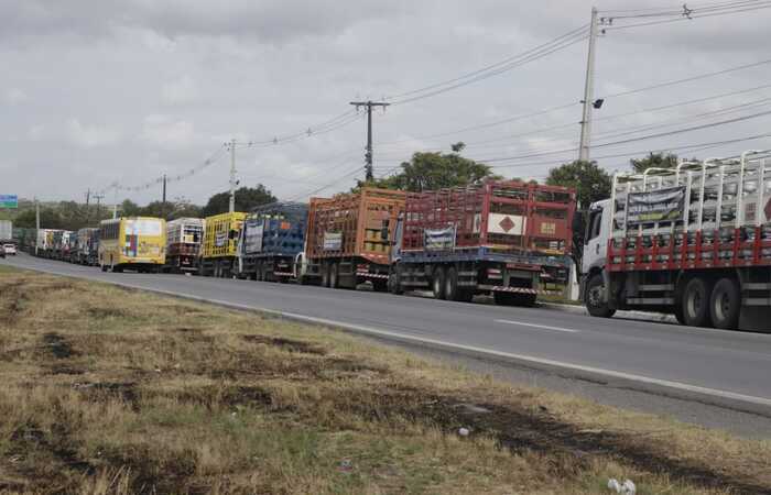 Cerca de 100 caminhões ficaram parados na BR-101, em Jaboatão dos Guararapes. (Foto: ABBC Comunicação/Divulgação) Cerca de 100 caminhões ficaram parados na BR-101, em Jaboatão dos Guararapes. (Foto: ABBC Comunicação/Divulgação)