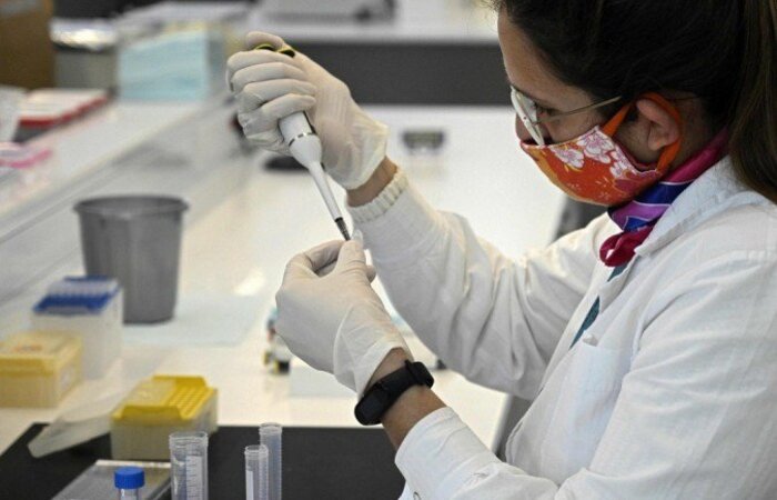 De acordo com a Anvisa, a celeridade do processo de aprovação não significa queimar etapas necessárias à segurança da vacina (Foto: Juan Mabromata/AFP) De acordo com a Anvisa, a celeridade do processo de aprovação não significa queimar etapas necessárias à segurança da vacina (Foto: Juan Mabromata/AFP)