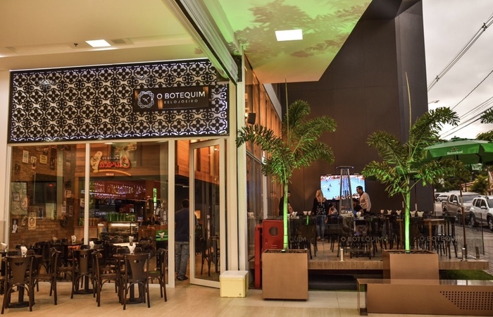Movimentação no gastrobar O Botequim Relojoeiro, em Garanhuns, promete crescer com ampliação do horário de funcionamento. (Foto: O Botequim Relojoeiro/Divulgação) Movimentação no gastrobar O Botequim Relojoeiro, em Garanhuns, promete crescer com ampliação do horário de funcionamento. (Foto: O Botequim Relojoeiro/Divulgação)