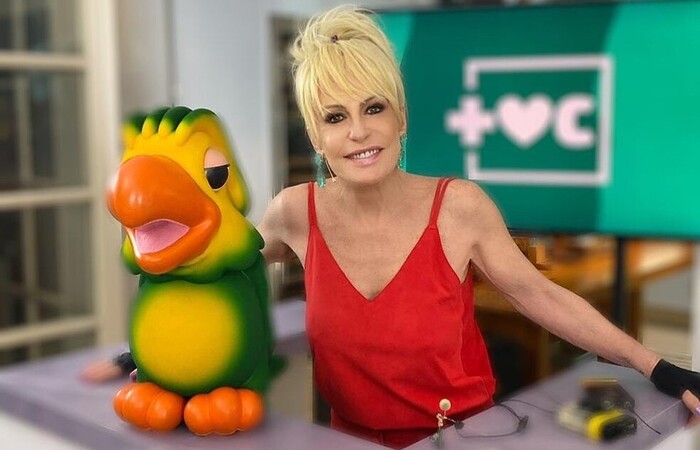 Apresentadora apareceu usando penteado e luvas de quando o programa estreou, duas dcadas atrs (Foto: Reproduo/Instagram)