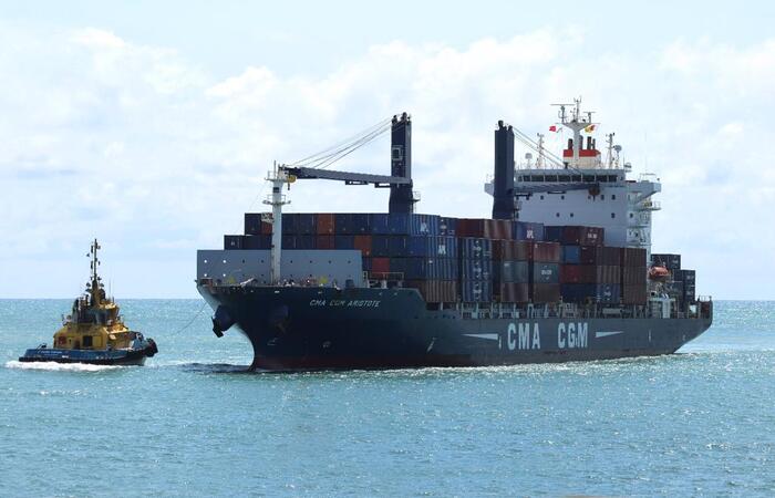 O navio, C.C Aristote, tem capacidade de 1.700 TEUs (unidade equivalente a um contêiner de 20 pés). (Foto: Porto de Suape/Divulgação) O navio, C.C Aristote, tem capacidade de 1.700 TEUs (unidade equivalente a um contêiner de 20 pés). (Foto: Porto de Suape/Divulgação)