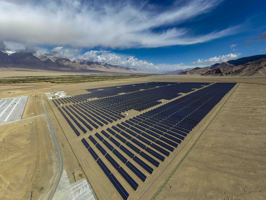 (Foto aérea tirada em 15 de junho de 2020 mostra uma estação de energia fotovoltaica, um projeto de alívio da pobreza auxiliado pela cidade de Shenzhen, sul da China, no distrito autônomo de Taxkorgan Tajik, na Região Autônoma Uigur de Xinjiang, noroeste da China. Foto: Xinhua/Hu Huhu) (Foto aérea tirada em 15 de junho de 2020 mostra uma estação de energia fotovoltaica, um projeto de alívio da pobreza auxiliado pela cidade de Shenzhen, sul da China, no distrito autônomo de Taxkorgan Tajik, na Região Autônoma Uigur de Xinjiang, noroeste da China. Foto: Xinhua/Hu Huhu)