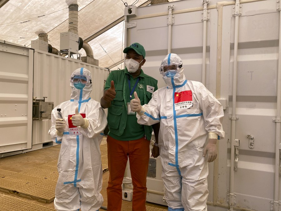 (Membros da equipe de especialistas médicos chineses posam para uma foto com um membro da equipe local em um centro de testes de ácido nucleico em Conakry, Guiné, em 2 de setembro de 2020. (Equipe de especialistas médicos chineses na Guiné. Foto: Xinhua) (Membros da equipe de especialistas médicos chineses posam para uma foto com um membro da equipe local em um centro de testes de ácido nucleico em Conakry, Guiné, em 2 de setembro de 2020. (Equipe de especialistas médicos chineses na Guiné. Foto: Xinhua)