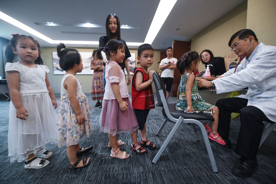 (Crianças fazem um exame de saúde gratuito como parte de um acampamento de verão organizado por uma empresa local para os filhos de seus trabalhadores migrantes em Haining, na Província de Zhejiang, leste da China, em 20 de julho de 2019. Foto: Xinhua/Xu Yu) (Crianças fazem um exame de saúde gratuito como parte de um acampamento de verão organizado por uma empresa local para os filhos de seus trabalhadores migrantes em Haining, na Província de Zhejiang, leste da China, em 20 de julho de 2019. Foto: Xinhua/Xu Yu)
