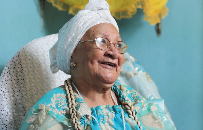 Mãe Terezinha Bulhões é uma das ialorixás e juremeiras mais antigas do estado (Foto: Angola Filmes/Divulgação) Mãe Terezinha Bulhões é uma das ialorixás e juremeiras mais antigas do estado (Foto: Angola Filmes/Divulgação)