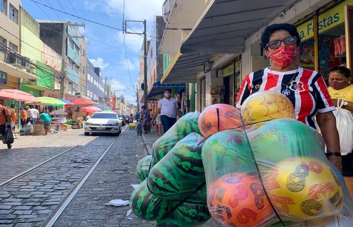 Dona Ilza conta que sentiu a alta no preço dos brinquedos neste ano. (Foto: Thays Martins/ DP) Dona Ilza conta que sentiu a alta no preço dos brinquedos neste ano. (Foto: Thays Martins/ DP)